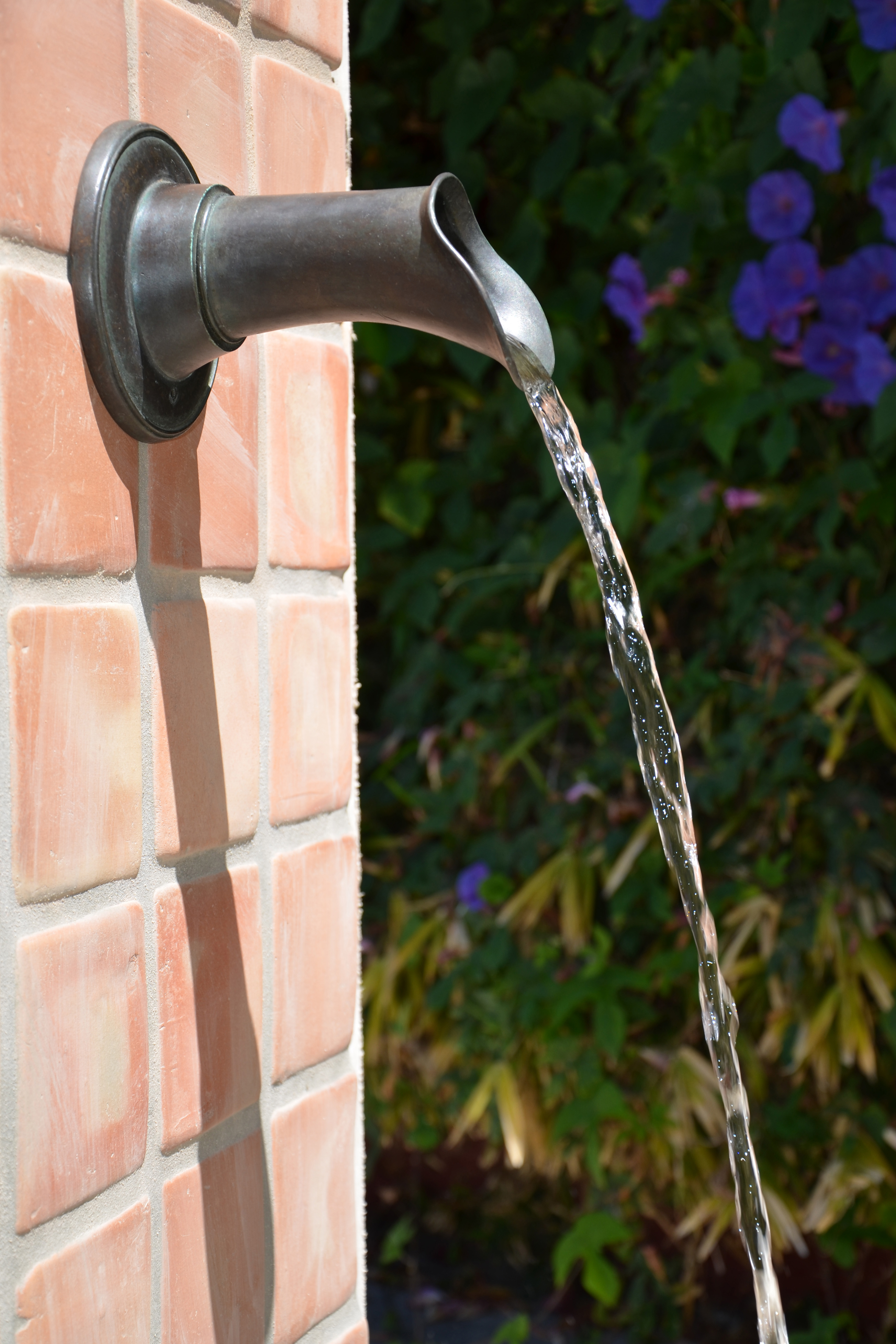 A moderate water flow through the Oona spout